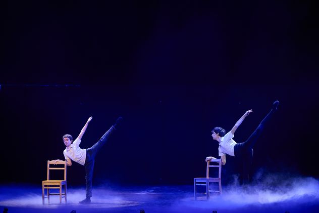 Braian Mansilla como "Billy adulto", junto a Mateo Tognolotti, uno de los niños que interpretan a Billy Elliot.