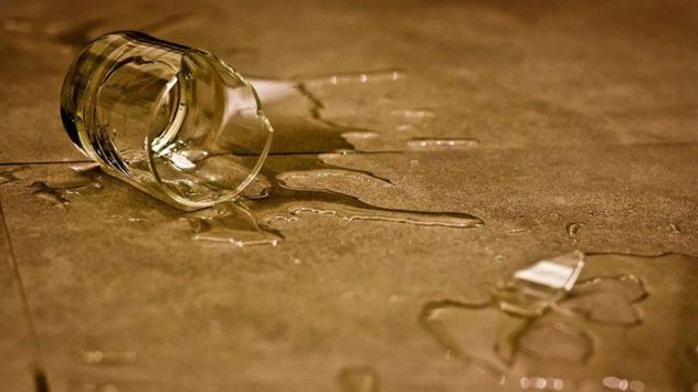 Para muchas culturas, romper un vaso de vidrio no es solo un accidente doméstico, sino un hecho cargado de simbolismo relacionado con la energía, los cambios y la buena fortuna.