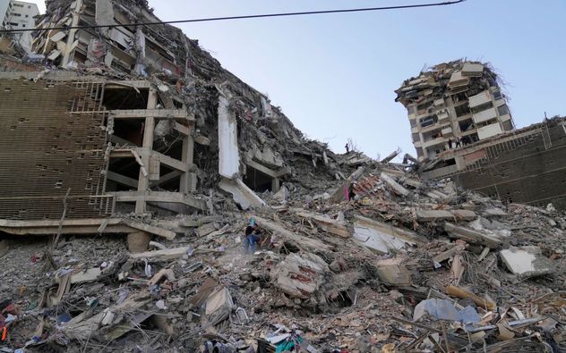 Residentes buscan entre los escombros dos días después de que un terremoto sacudiera La Guaira, Venezuela, el 26 de junio de 2026. (Ariana Cubillos)