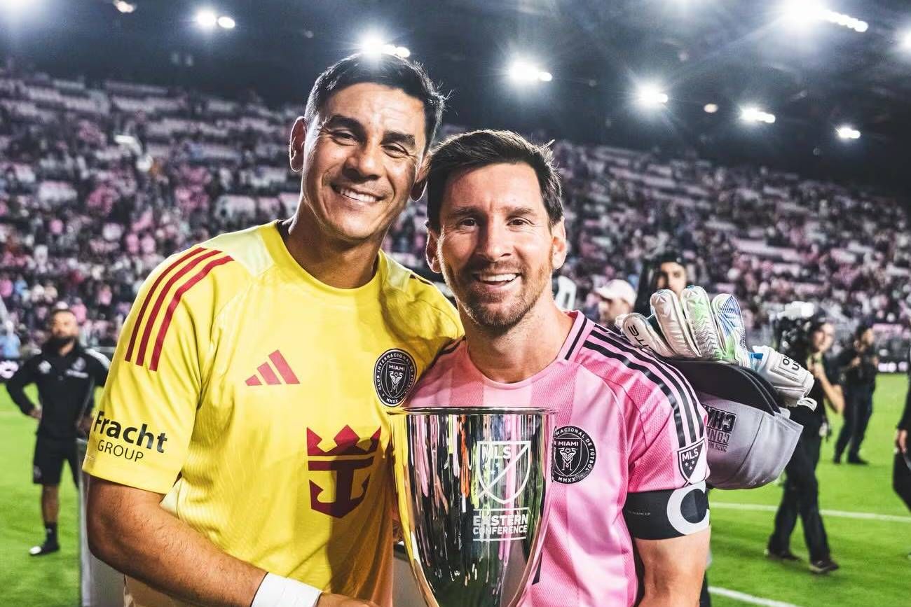 Messi junto a Oscar Ustari.