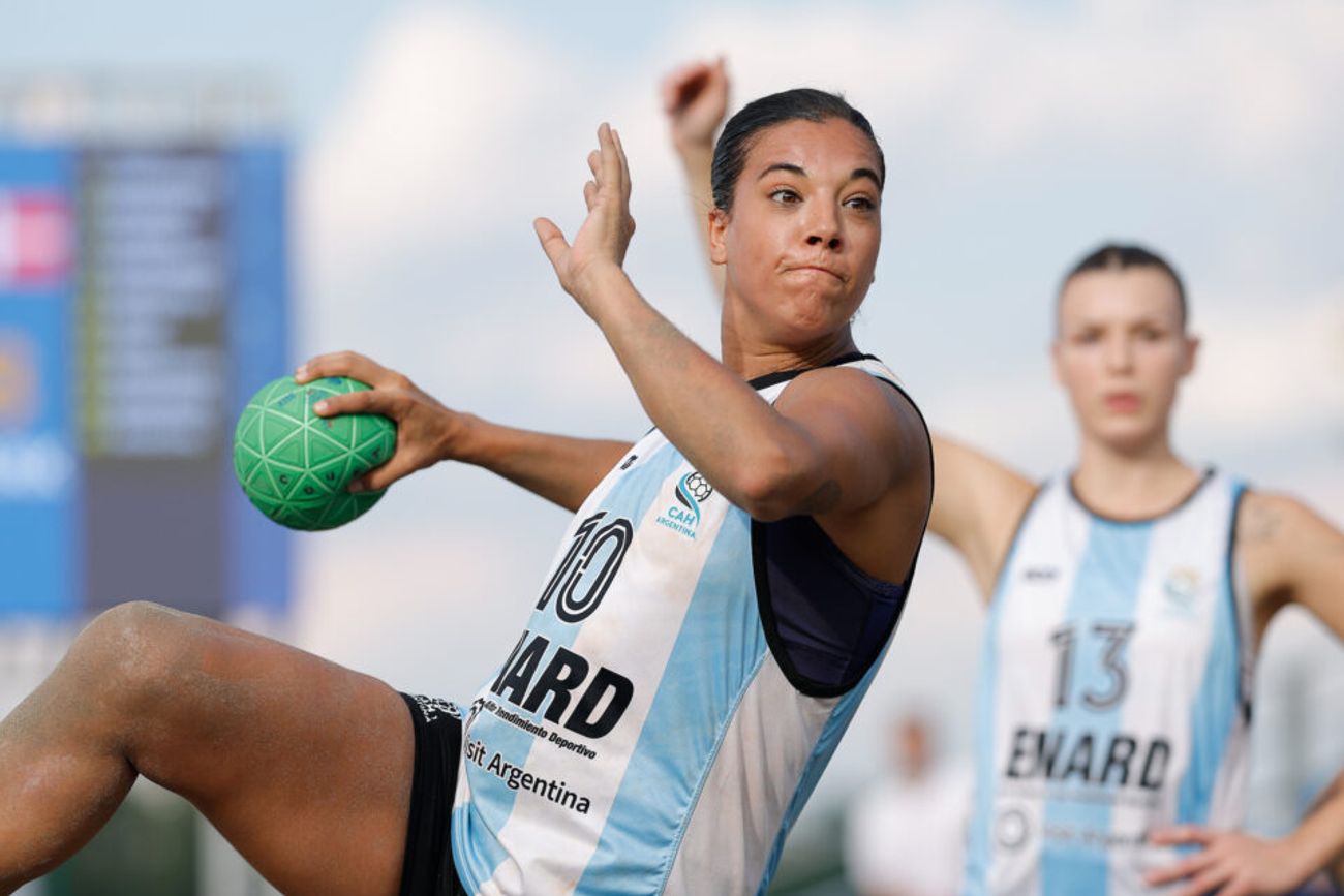Los seleccionados argentinos de beach handball avanzaron a los cuartos de final en el Mundial de Croacia.