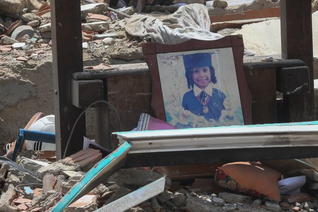 Personas remueven escombros de un edificio derrumbado en busca de sobrevivientes luego de que se registraran dos terremotos, en Playa Grande, estado La Guaira, Venezuela.