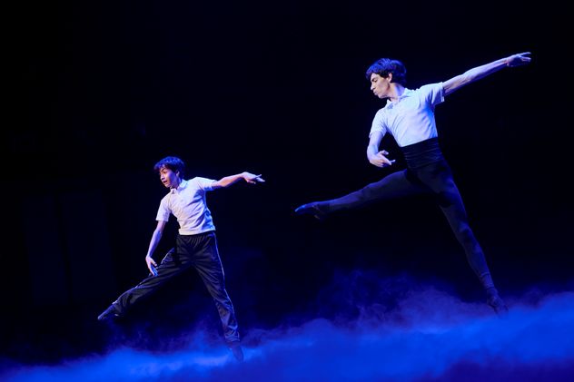 Braian Mansilla como "Billy adulto", junto a Franco Molozaj, uno de los niños que interpretan a Billy Elliot.
