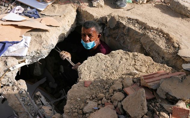 Franklin Fuentes busca a familiares desaparecidos en el edificio derrumbado donde vivían dos días después de que los terremotos azotaran La Guaira, Venezuela, el 26 de junio de 2026. (Ariana Cubillos)