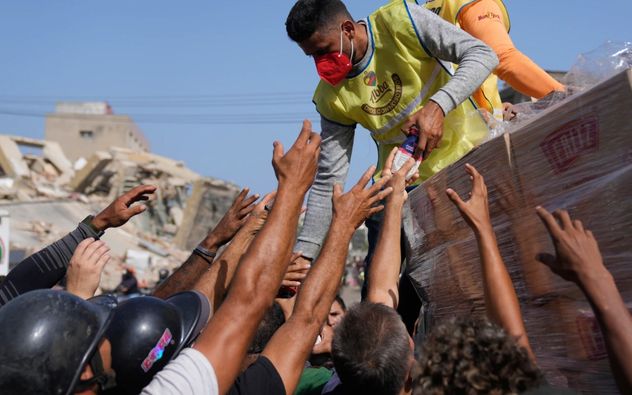 Miembros de una organización religiosa distribuyen alimentos a las personas afectadas dos días después de que un terremoto azotara La Guaira, Venezuela, el 26 de junio de 2026. (Ariana Cubillos)