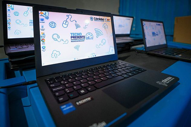 TecnoPresente, una política educativa para acompañar el desarrollo de competencias digitales en estudiantes y docentes.