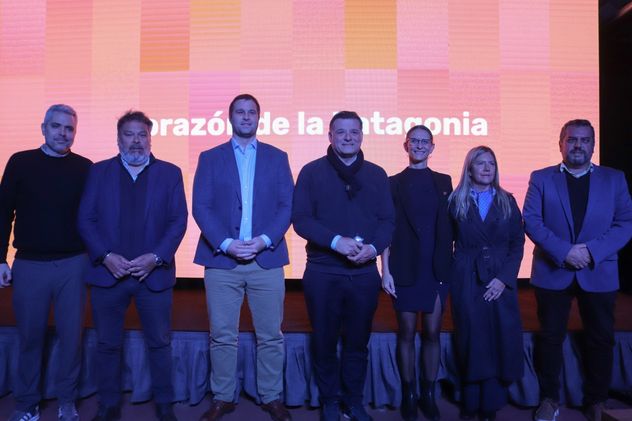 Autoridades provinciales, representantes del sector turístico y directivos de Aerolíneas Argentinas participaron de la presentación oficial de la Temporada de Invierno 2026 de Chubut en Córdoba.