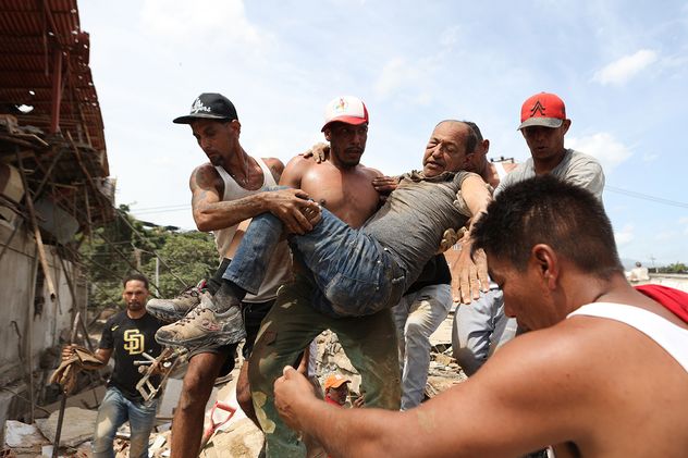 Rescatistas buscan entre los escombros a víctimas tras el terremoto que azotó Caracas, Venezuela.