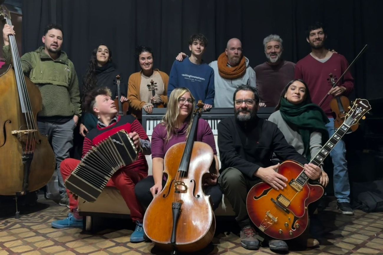 La Orquesta Típica Vevó está integrada por Felipe Ludueña (piano); Malva Bifari, Andrea Sanz, Martín Juárez, Benja Juárez y Alejo Moreno (violines); Lucas Camacho (viola); Luciano Maro (contrabajo); Andrés Fernández (guitarra); Francisco García Blaya, Ramiro Tarifa Gómez y Chelko Pajón (bandoneones); Aldana Campra, Verónica Bie, Guido Rivero y Martín Meragelman (voces), y Renata Bonamici (violoncello y dirección).