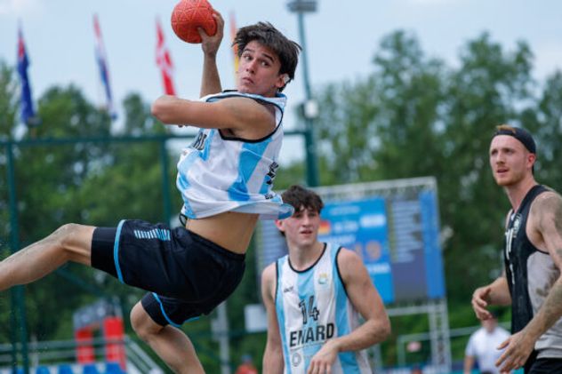Los seleccionados argentinos de beach handball avanzaron a los cuartos de final en el Mundial de Croacia.