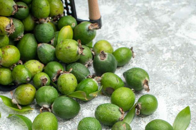 Feijoa, también conocida como guayabo, guayaba, guayabo del Brasil, guayabo del país, goiabeira serrana, goiabeira do mato o goiaba do campo. 