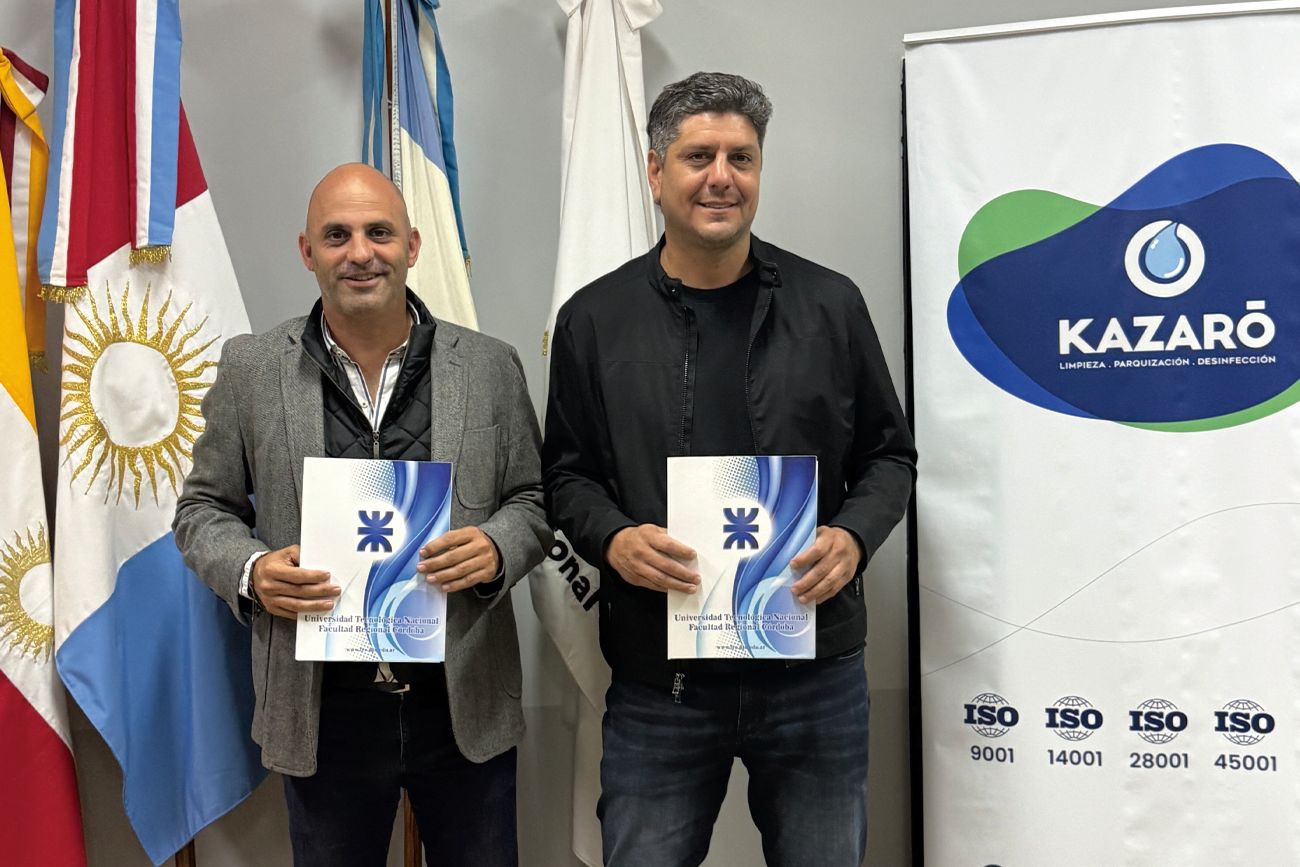 Representantes de Kazaró y de la Universidad Tecnológica Nacional durante la firma del convenio.