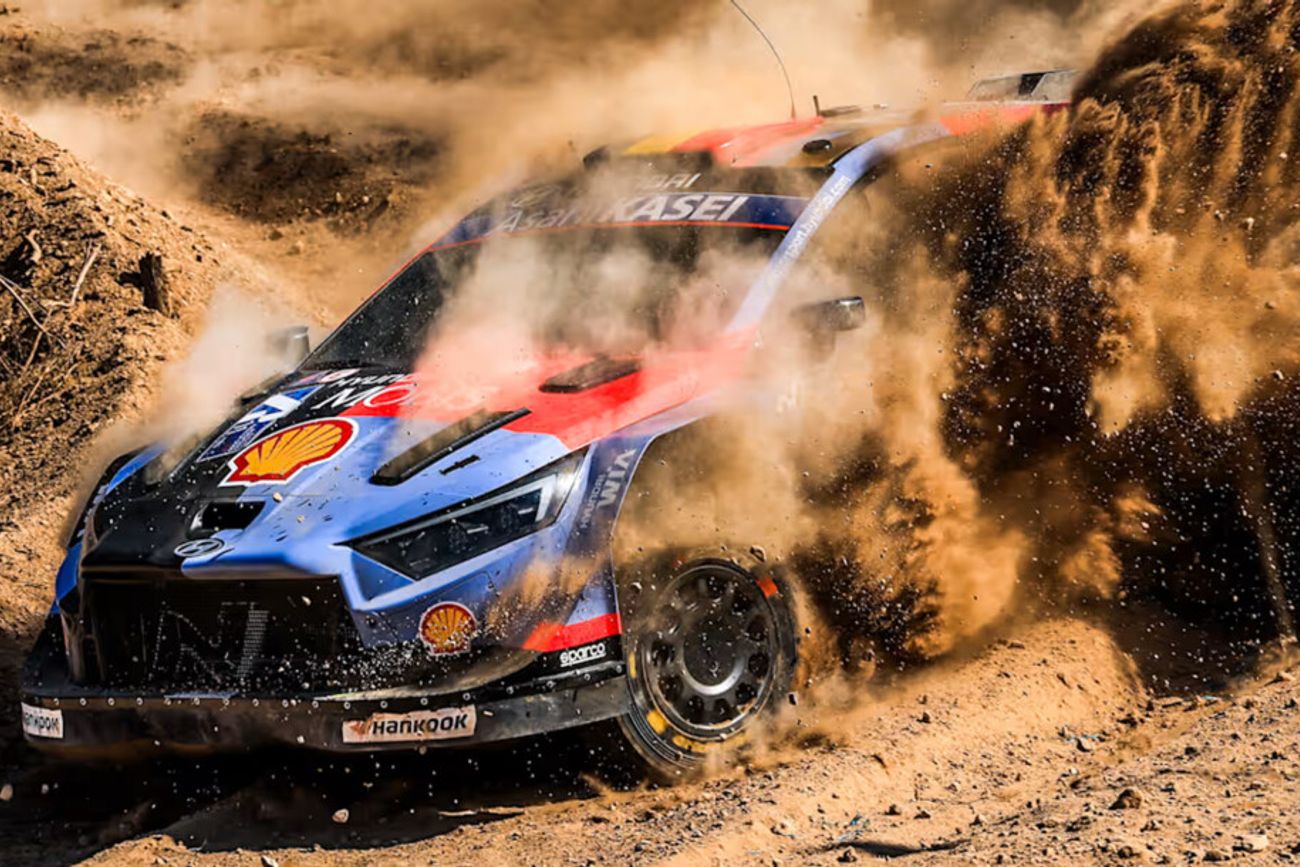 Desafiando la tierra suelta y las piedras en al camino, el beltga Thierry Neuville, terminó liderando la etapa inicial del Rally de  Acrópolis en Grecia. 