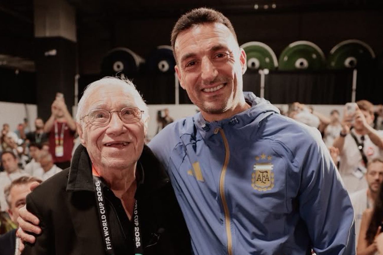 Scaloni junto a Macaya, en la conferencia.