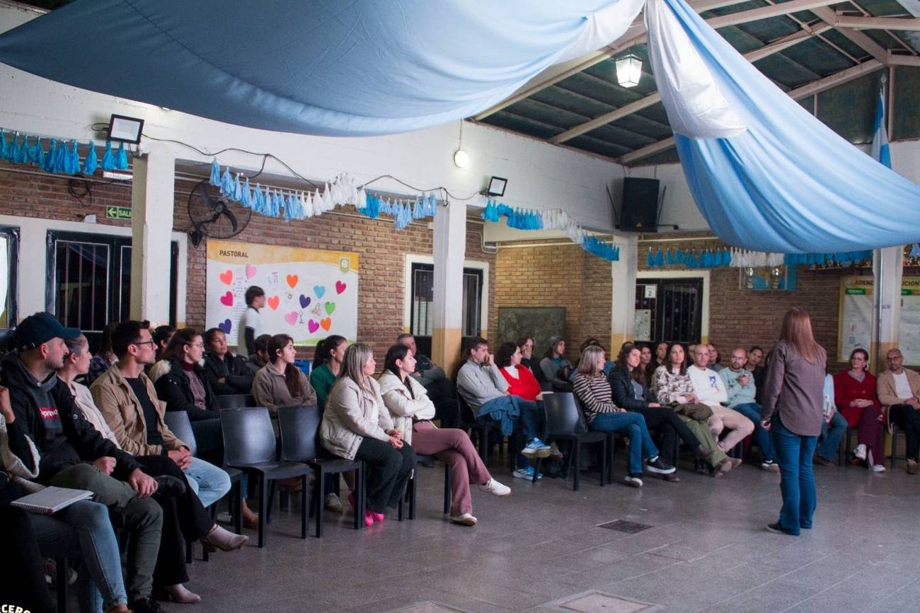 Pacto parental. Un grupo de padres de una colegio de Monte Cristo firmó un acuerdo para no entregar celulares ni tablets a sus hijos hasta terminar el primario.