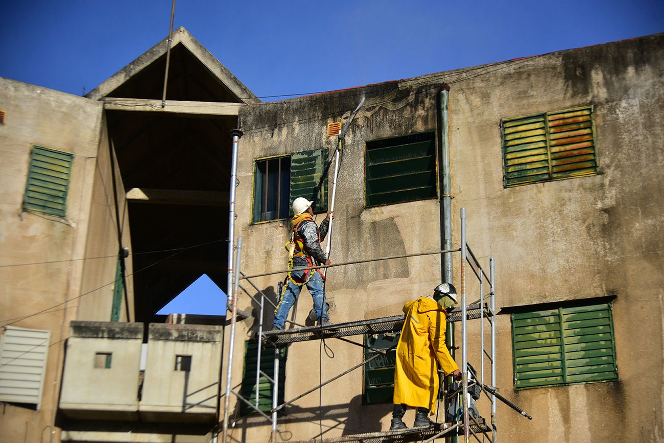 Obra contra derrumbes en SEP: el desafío de recuperar un complejo de más de 40 años donde viven cerca de 11 mil personas.
Foto: Pedro Castillo / La Voz