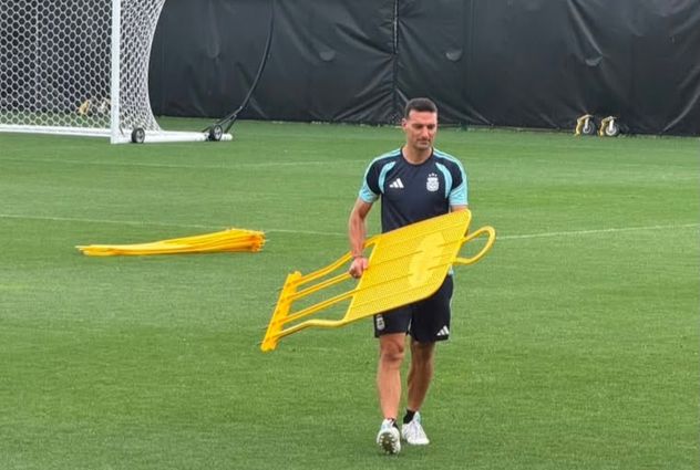 Lionel Scaloni, armando todo para el entrenamiento. Como uno más.