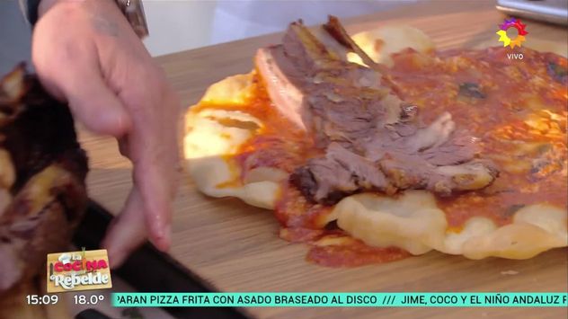 Cómo hacer pizza frita con asado: la receta argentina que es furor en redes.