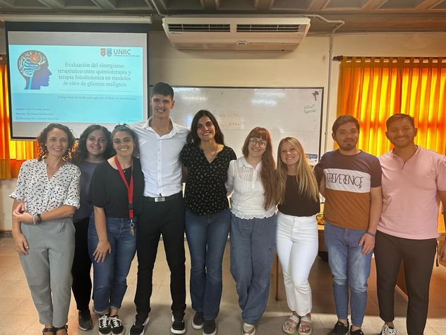 La científica María Julia Lamberti con parte de su equipo de investigación. 