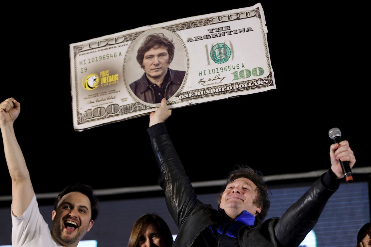 EN CAMPAÑA. El presidente Javier Milei, durante un acto en Córdoba en noviembre de 2023, cuando como candidato promovía la dolarización de la economía. 