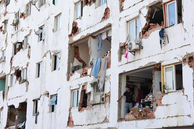 Rescatistas buscan entre los escombros a víctimas tras el terremoto que azotó Caracas, Venezuela.