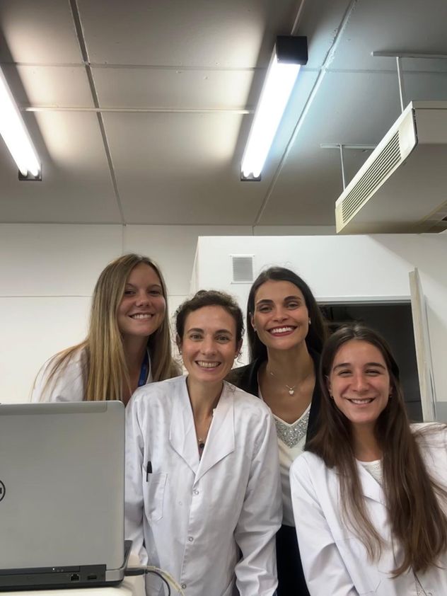 La científica María Julia Lamberti con parte de su equipo de investigación. 