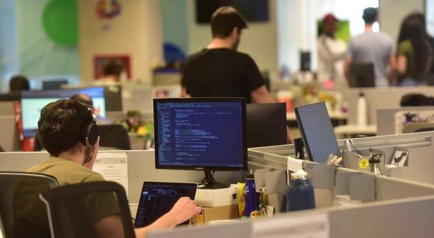 El desarrollo de software, que antes requería de un equipo de 10 personas, hoy se puede hacer casi por la mitad de programadores. (Javier Ferreyra/Archivo)