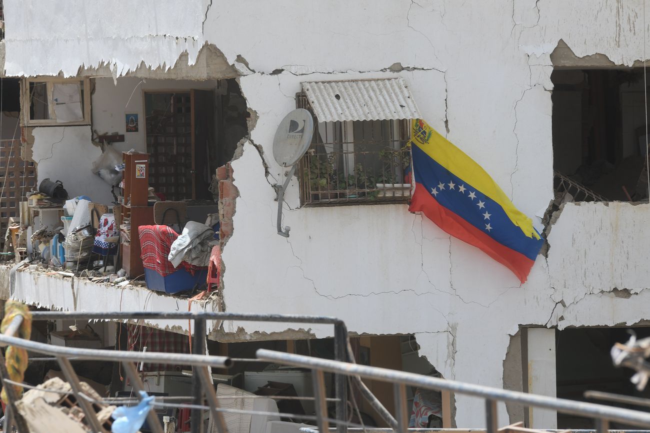 Personas remueven escombros de un edificio derrumbado en busca de sobrevivientes luego de que se registraran dos terremotos, en Playa Grande, estado La Guaira, Venezuela.