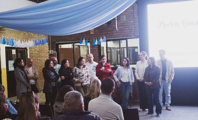 Pacto parental. Un grupo de padres de una colegio de Monte Cristo firmó un acuerdo para no entregar celulares ni tablets a sus hijos hasta terminar el primario.
