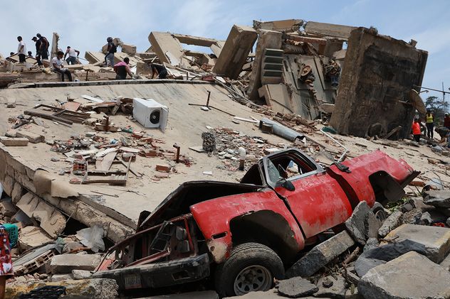 Rescatistas buscan entre los escombros a víctimas tras el terremoto que azotó Caracas, Venezuela.