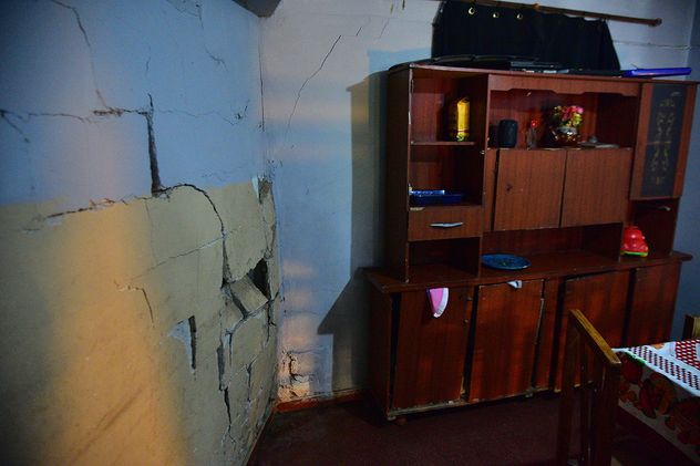 Implosión de una pared en una de las viviendas. 
Foto: Pedro Castillo / La Voz 