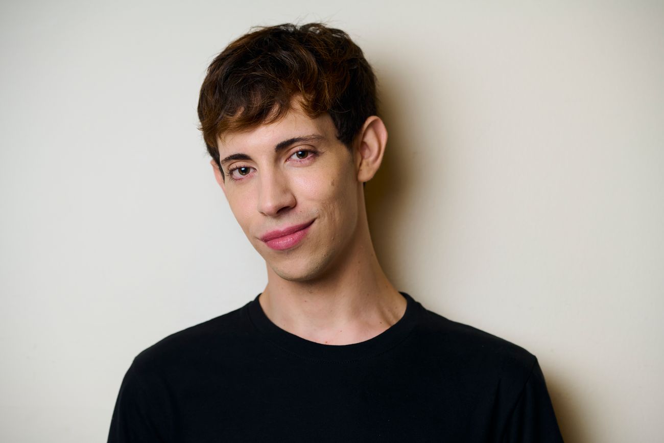 Braian Mansilla, bailarín cordobés que interpreta a Billy Elliot adulto en el musical de Av. Corrientes.