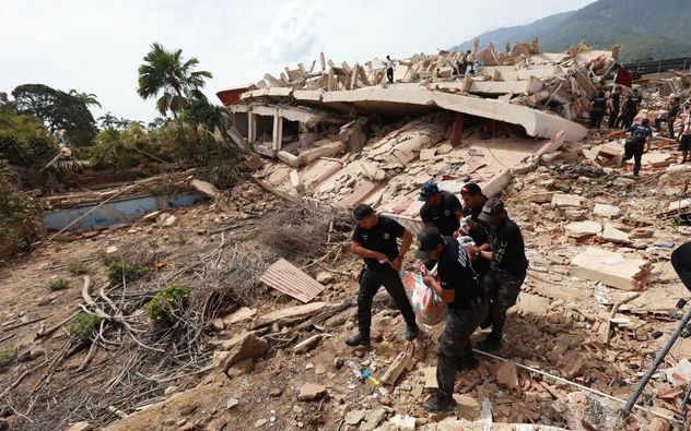 La policía transporta un cuerpo recuperado de los escombros de un edificio en La Guaira, Venezuela, el 25 de junio de 2026, un día después de que sucesivos poderosos terremotos azotaran el país. (Javier Campos)