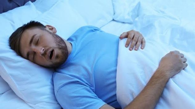 Hablar dormido es un trastorno del sueño conocido como somniloquia y, en la mayoría de los casos, no representa un problema de salud.