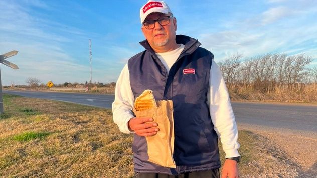 Juan, empleado de Lácteos Verónica, vende tortillas en la ruta tras seis meses sin cobrar