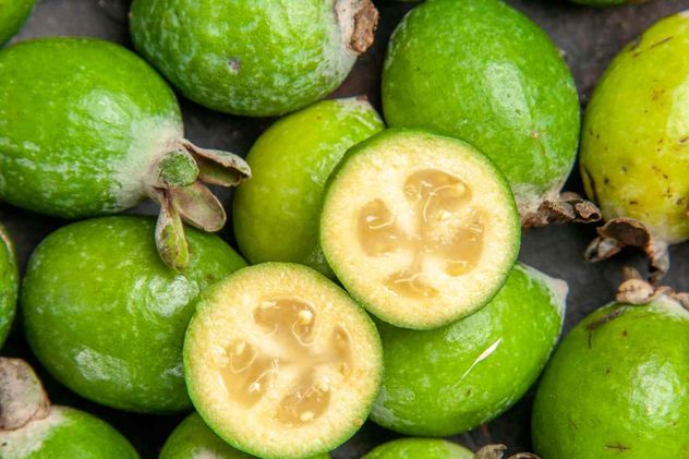 Feijoa, también conocida como guayabo, guayaba, guayabo del Brasil, guayabo del país, goiabeira serrana, goiabeira do mato o goiaba do campo. 