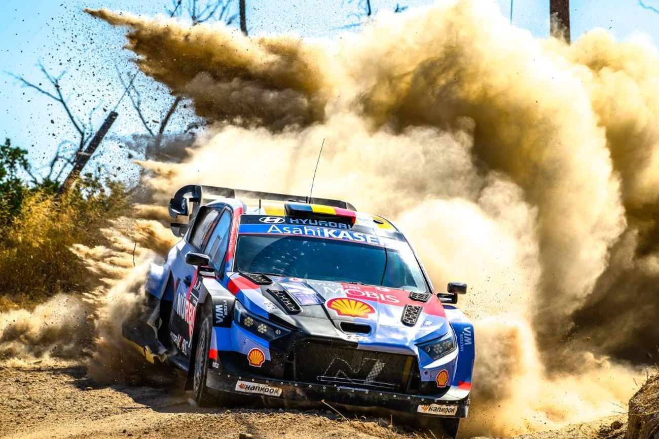 Thierry Neuville, ganador en dos ocasiones del Rally de Acrópolis en Grecia, superó por sólo 4s1/10 a Sebastien Ogier.
