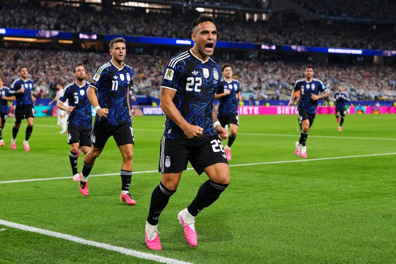 Lautaro Martínez festeja su gol con Argentina ante Jordania, por el Mundial 2026.