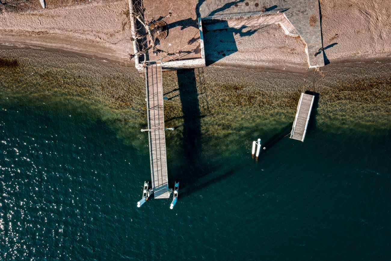 La economía azul es un modelo económico que promueve la utilización sostenible, rentable y eficiente de los océanos, mares y recursos costeros. 