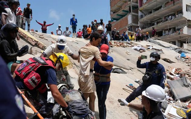 Los rescatistas ayudan a Daniel Cordero tras sacarlo de los escombros dos días después de que un terremoto sacudiera Catia la Mar, Venezuela, el 26 de junio de 2026. (Fernando Vergara)