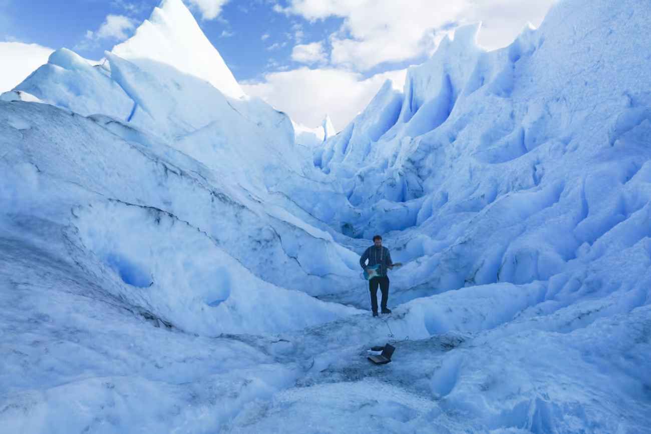 Grabó el Himno Nacional argentino sobre el glaciar Perito Moreno. 