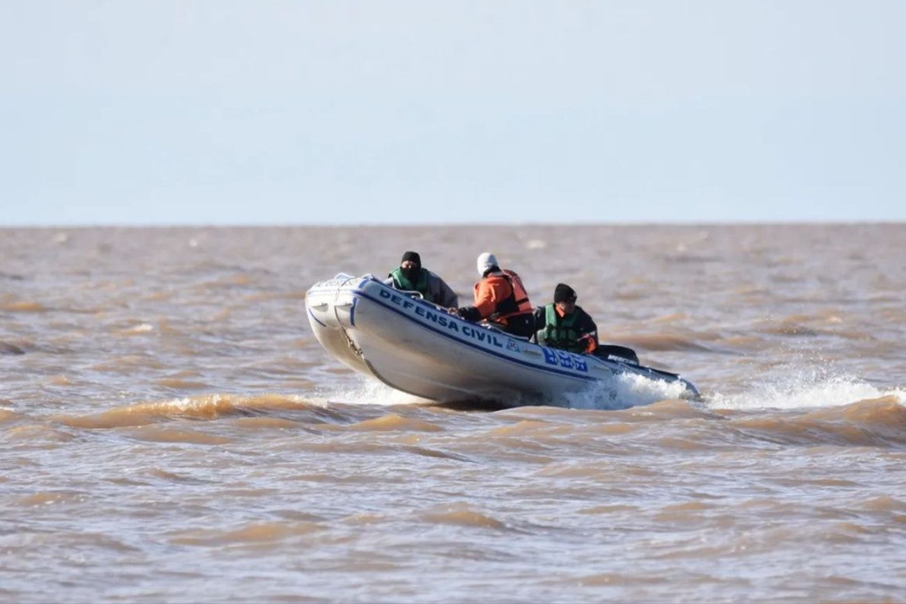 Prefectura Naval Argentina intenta encontrar a Carlos Kovach, Claudio Kovach, Alejandro Boscardin, Damián Giubu y Sebastián Romegialli.