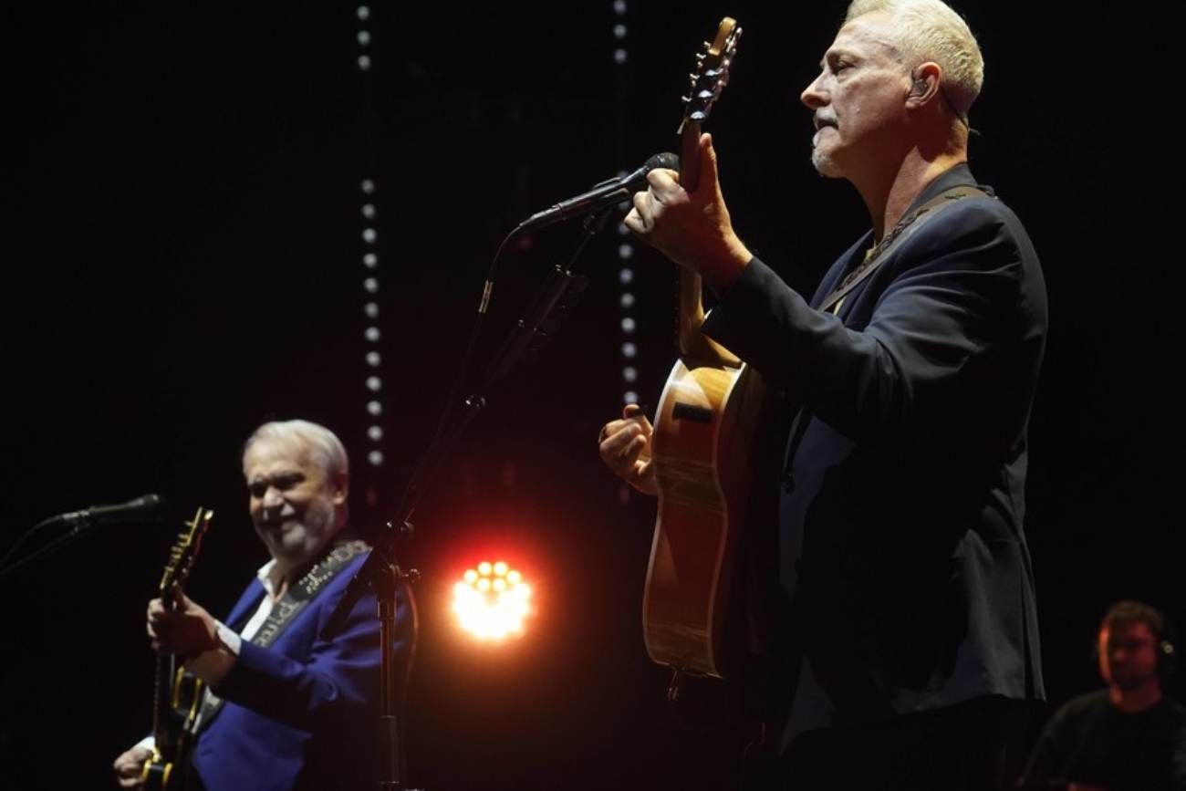 David Lebón y Pedro Aznar, durante el show que ofrecieron hace unos días en el porteño Movistar Arena. (Clarín/ Fernando de la Orden)
