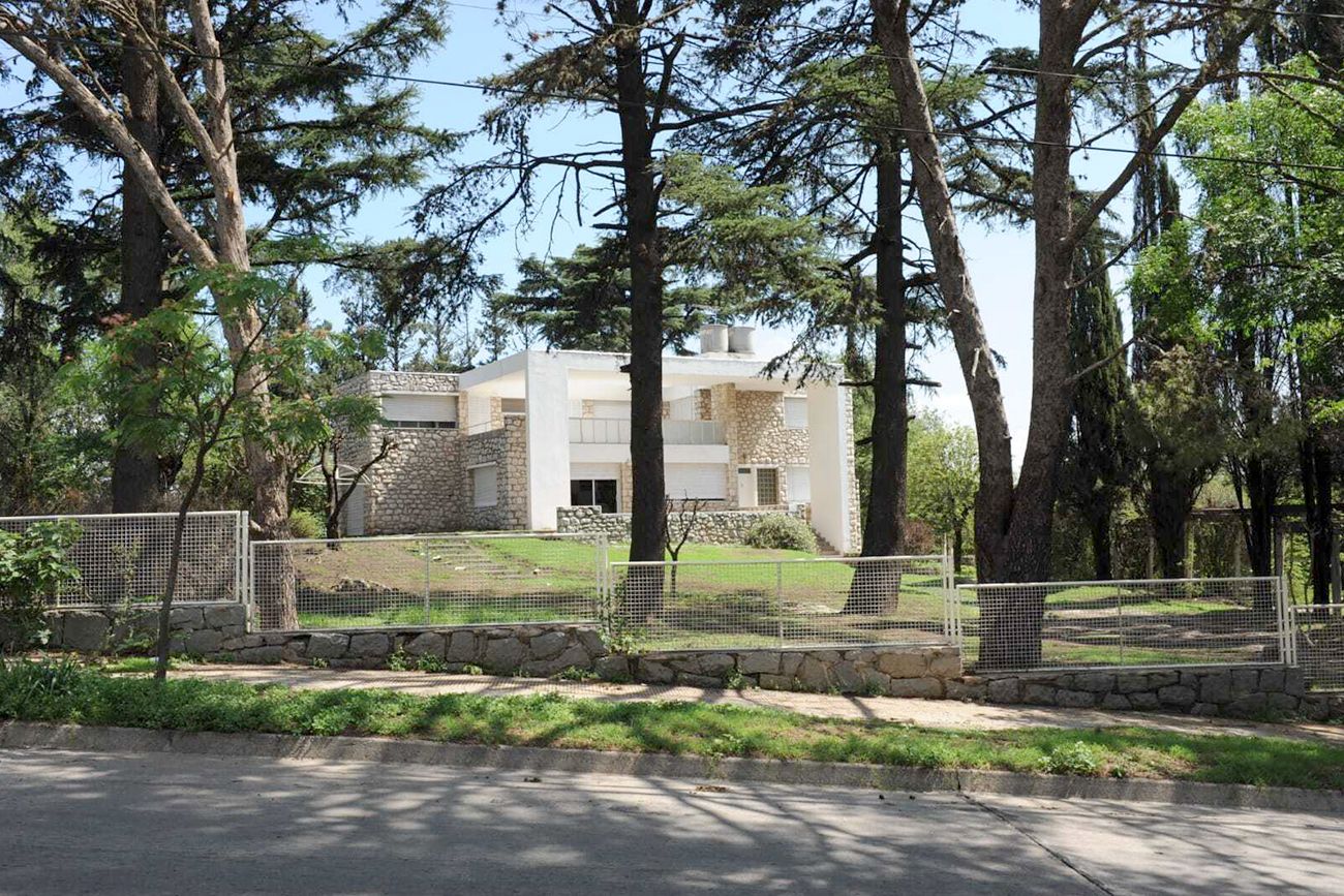 La casa de La Falda que "controla" el sol: la obra bioclimática que se adelantó a su tiempo.