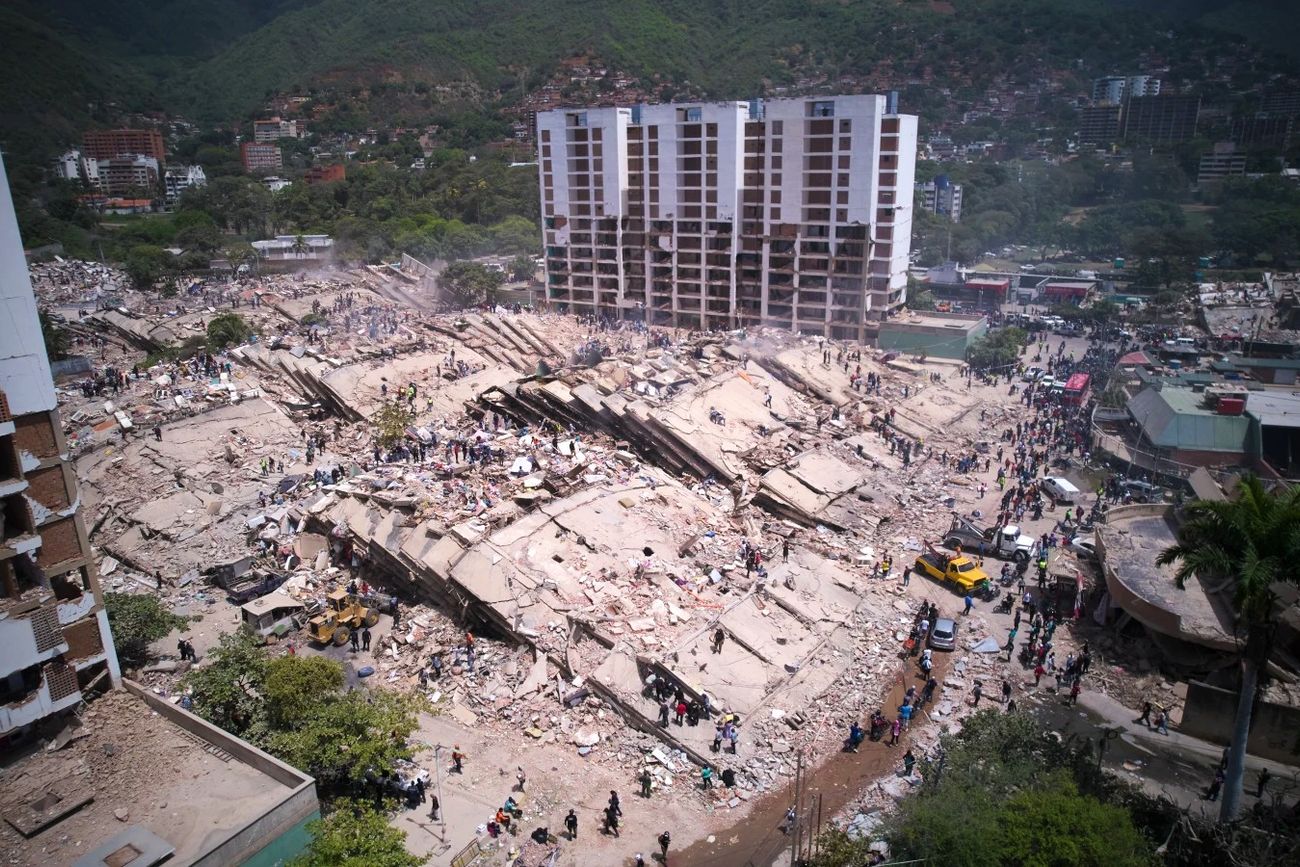 Tragedia en Venezuela: crece la furia mientras se agota el tiempo para hallar sobrevivientes. (Juan Pablo Arraez)