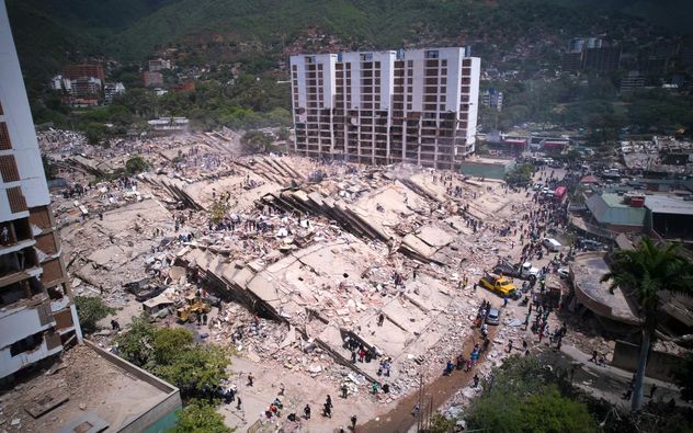 Residentes y equipos de rescate buscan entre los escombros dos días después de que un terremoto azotara La Guaira, Venezuela, el 26 de junio de 2026. (Juan Pablo Arraez)