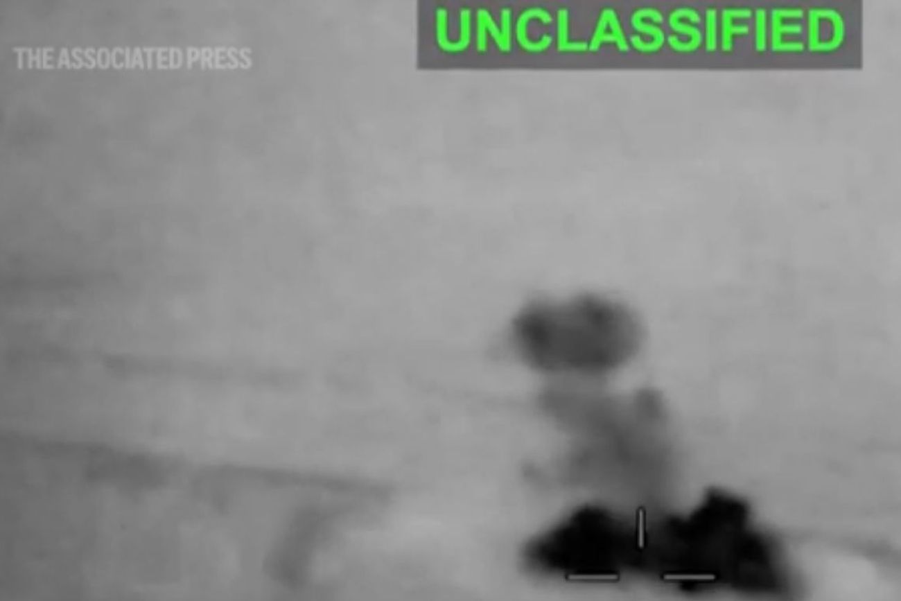 Drones iraníes atacan Bahréin y un barco es alcanzado en el estrecho tras ataques aéreos estadounidenses.