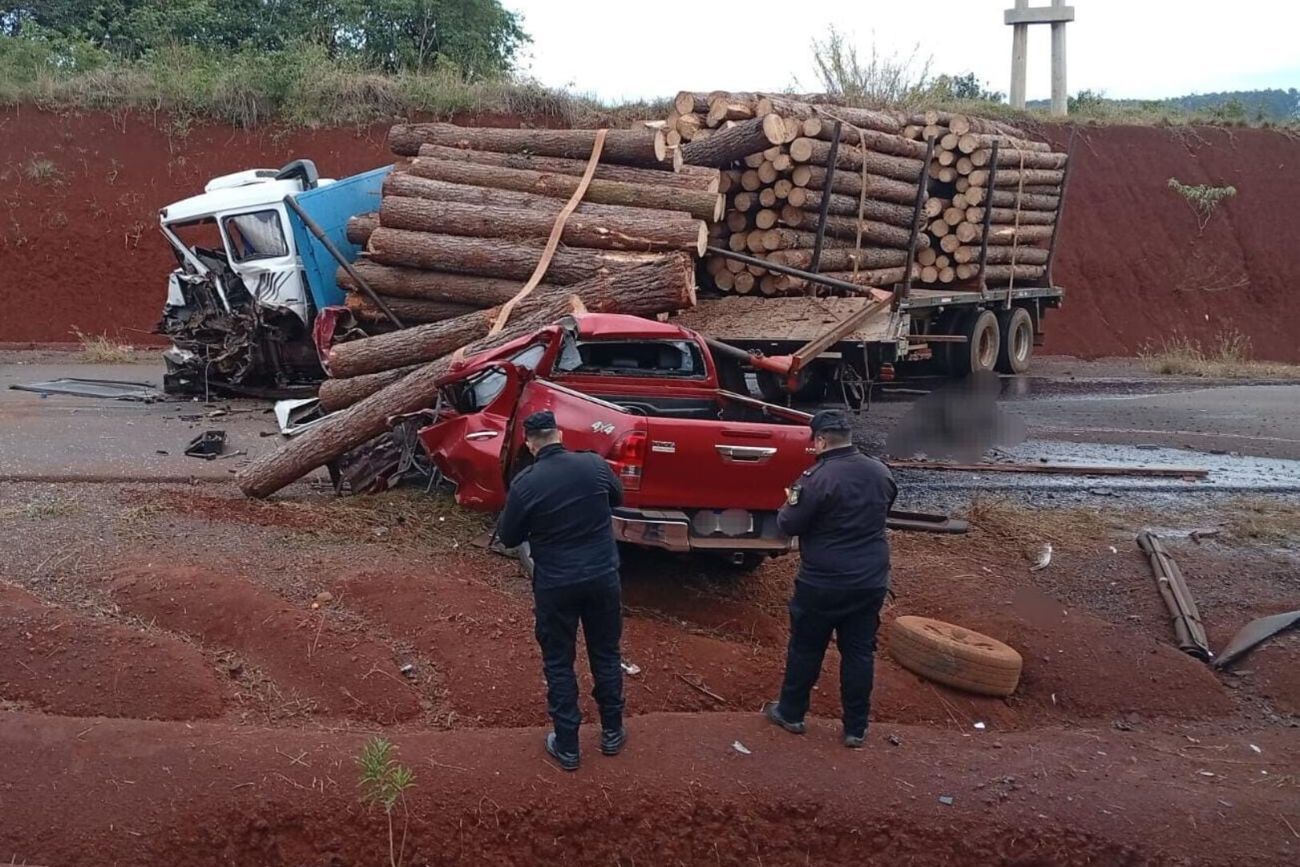 Misiones: un joven chocó y mató dos personas tras amenazar a su novia y robar la camioneta de su suegro. (Gentileza Clarín)