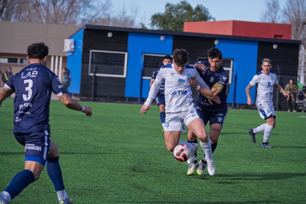Atenas de Río Cuarto ante Deportivo Rincón.