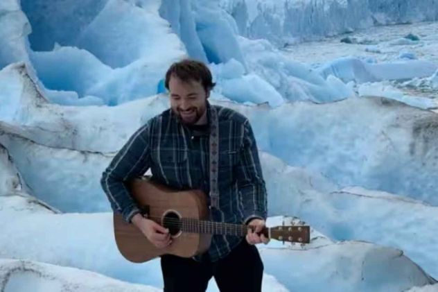 Grabó el Himno Nacional argentino sobre el glaciar Perito Moreno. 